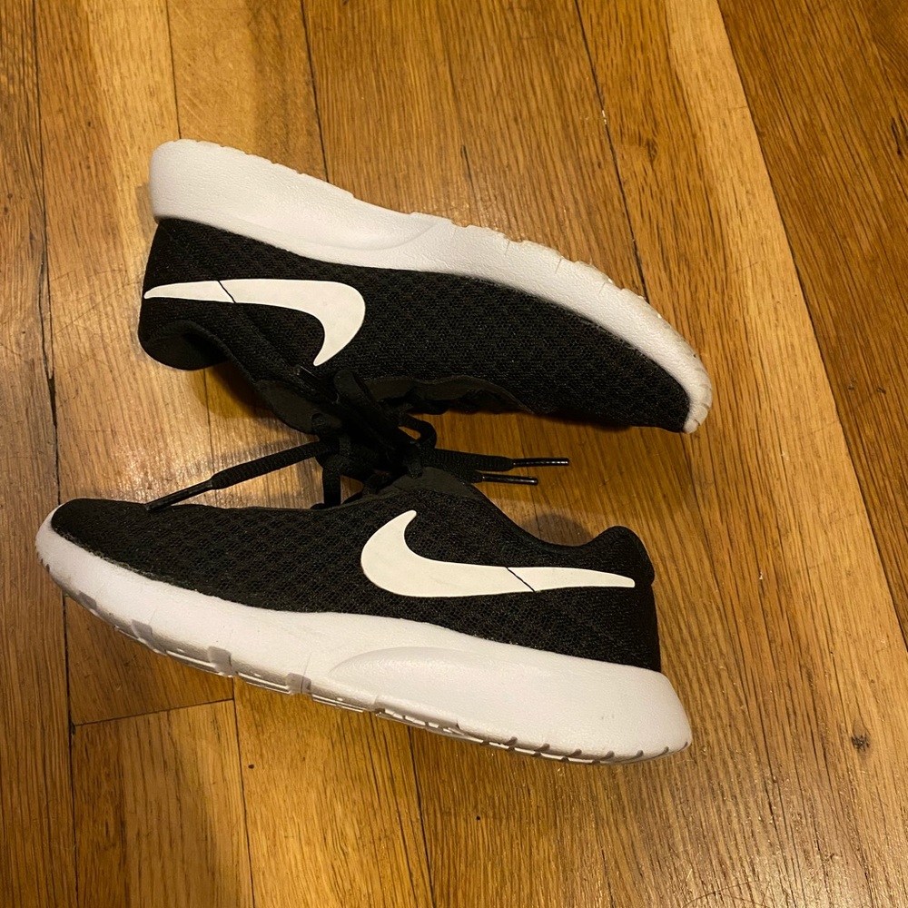 Nike tanjun toddler sneaker.